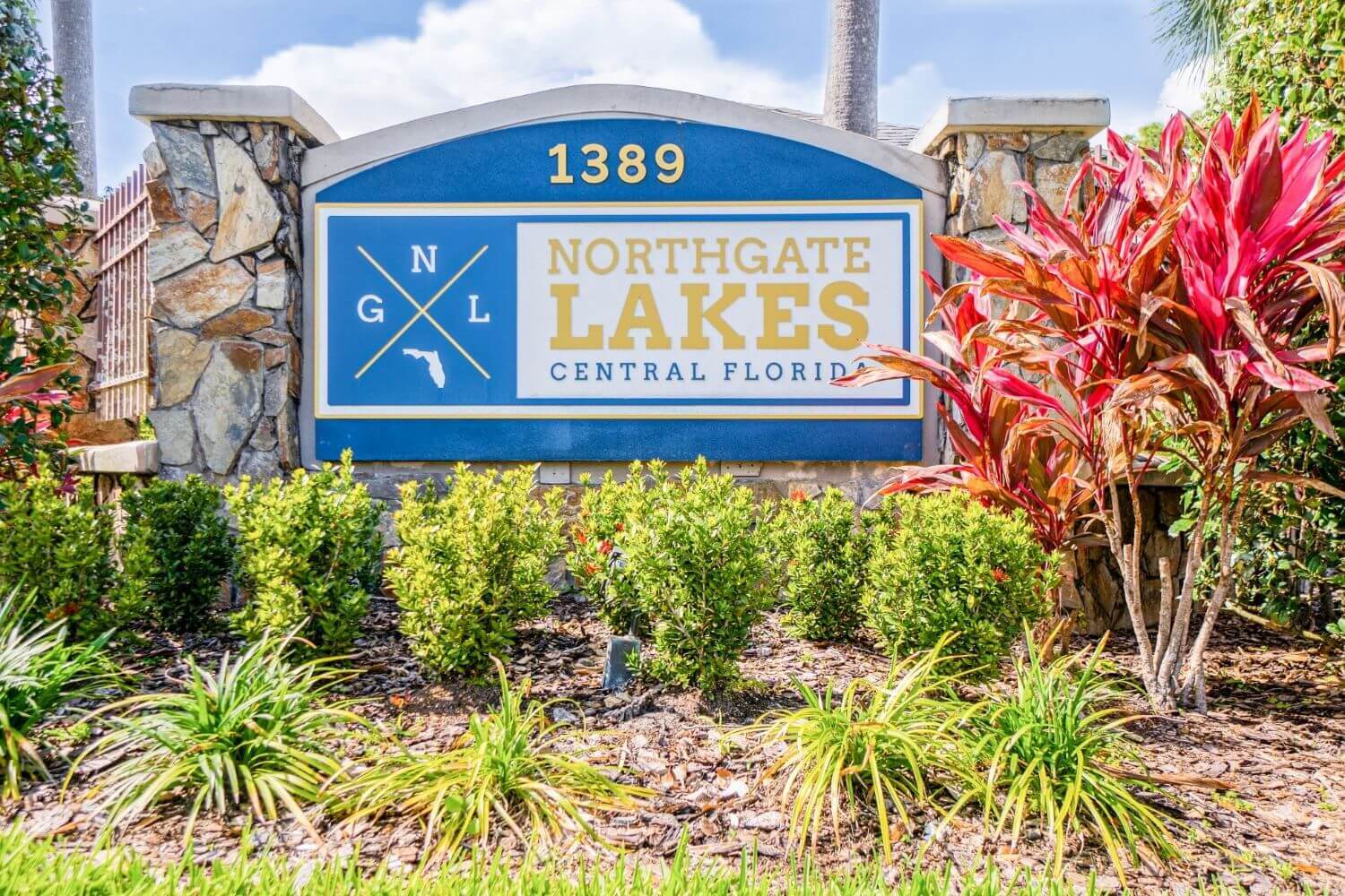 entrance sign to northgate lakes apartments